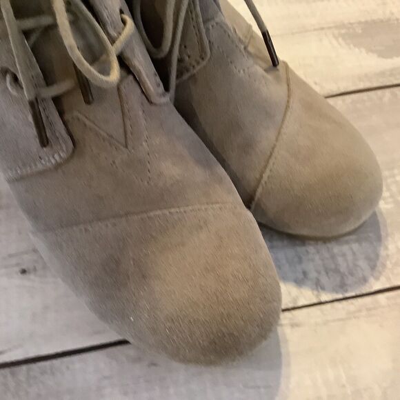 TOMS Wedge Bootie Womens 10 Beige Suede Wedge Ankle Booties Lace Up Desert Taupe - Picture 16 of 16